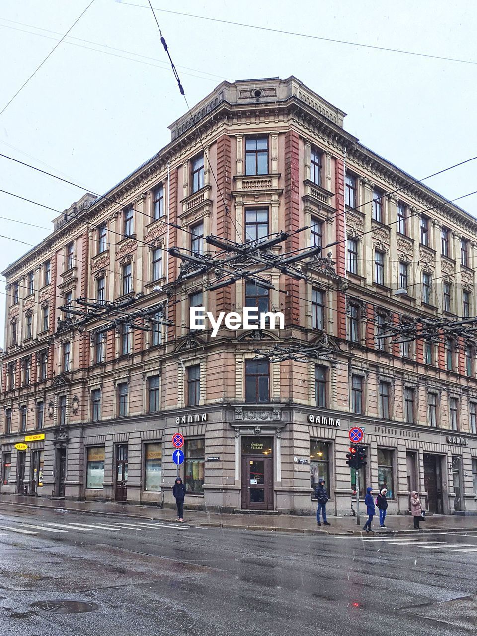 PEOPLE IN FRONT OF BUILDING AGAINST SKY