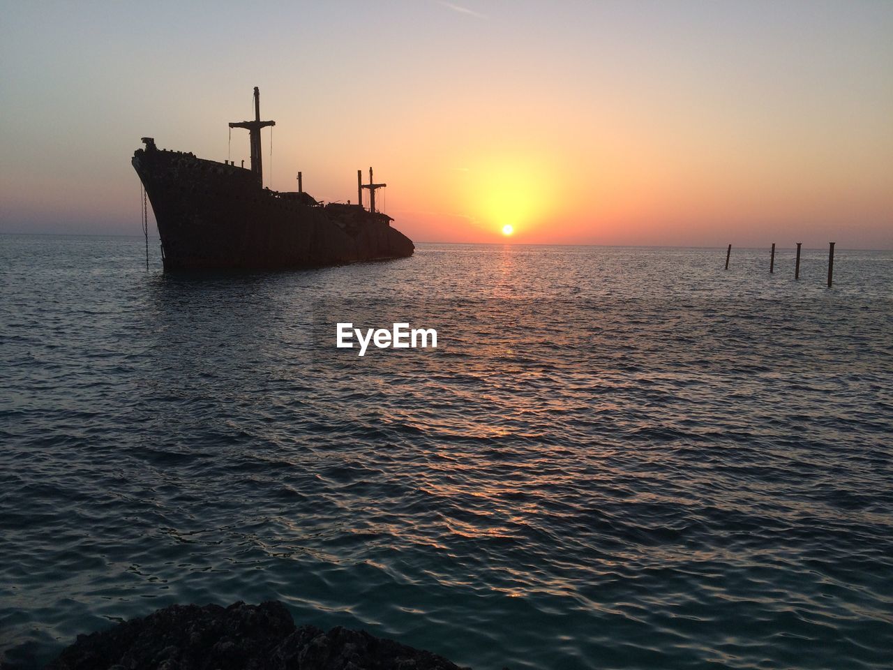 SAILBOATS IN SEA AGAINST SKY DURING SUNSET