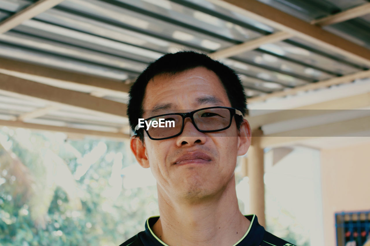 Portrait of man wearing glasses 