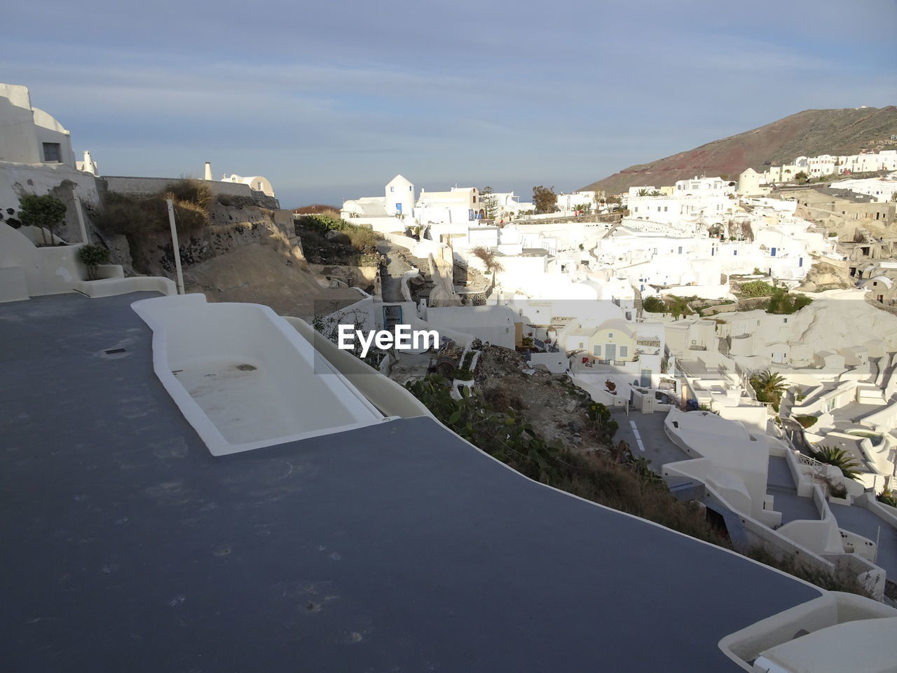 HIGH ANGLE VIEW OF TOWNSCAPE AGAINST SKY