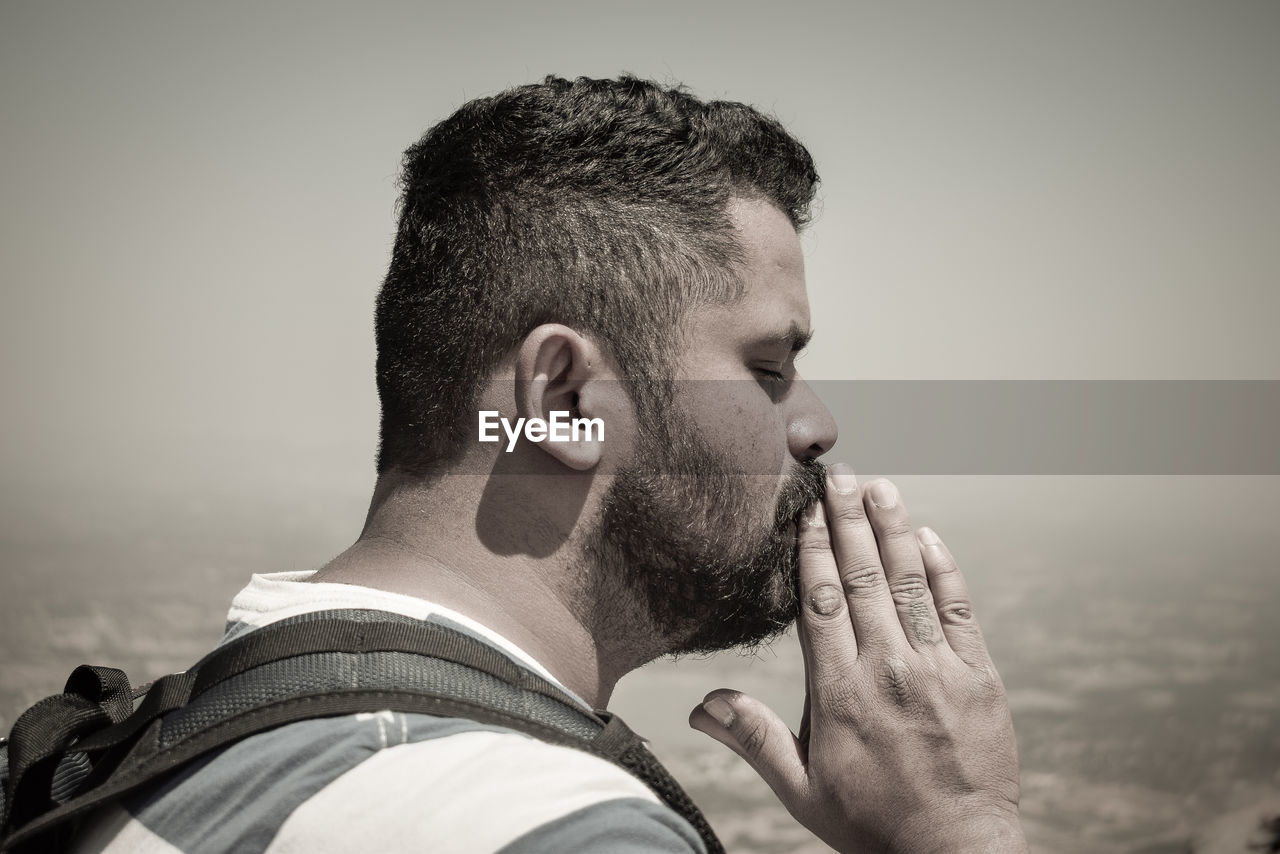 PORTRAIT OF YOUNG MAN LOOKING AWAY