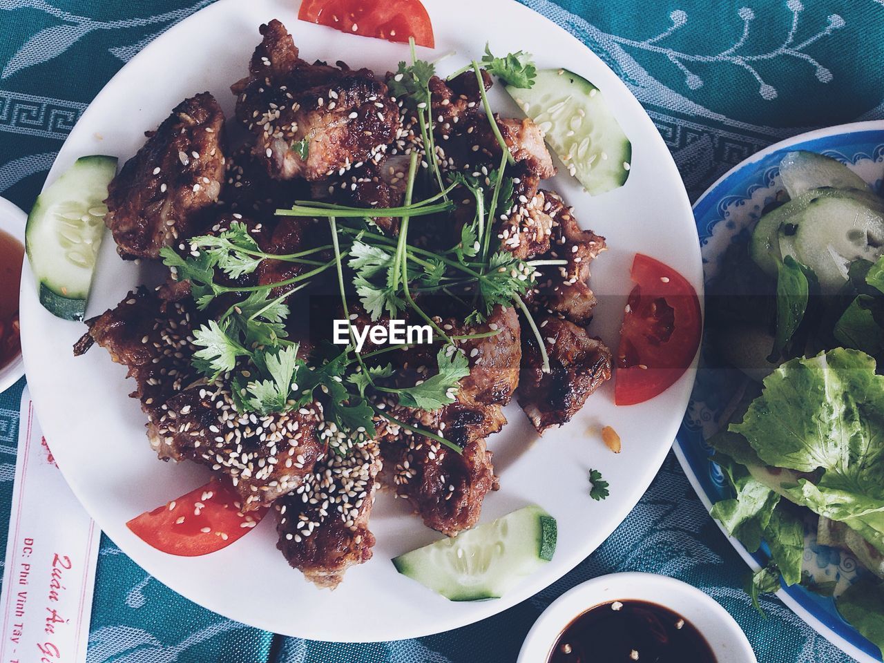 HIGH ANGLE VIEW OF FOOD IN PLATE