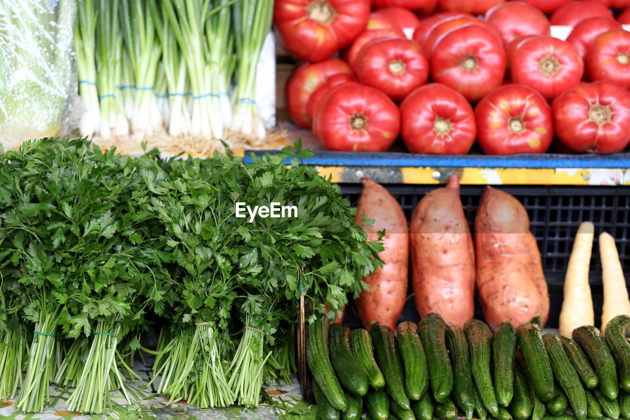 HIGH ANGLE VIEW OF VEGETABLES IN MARKET