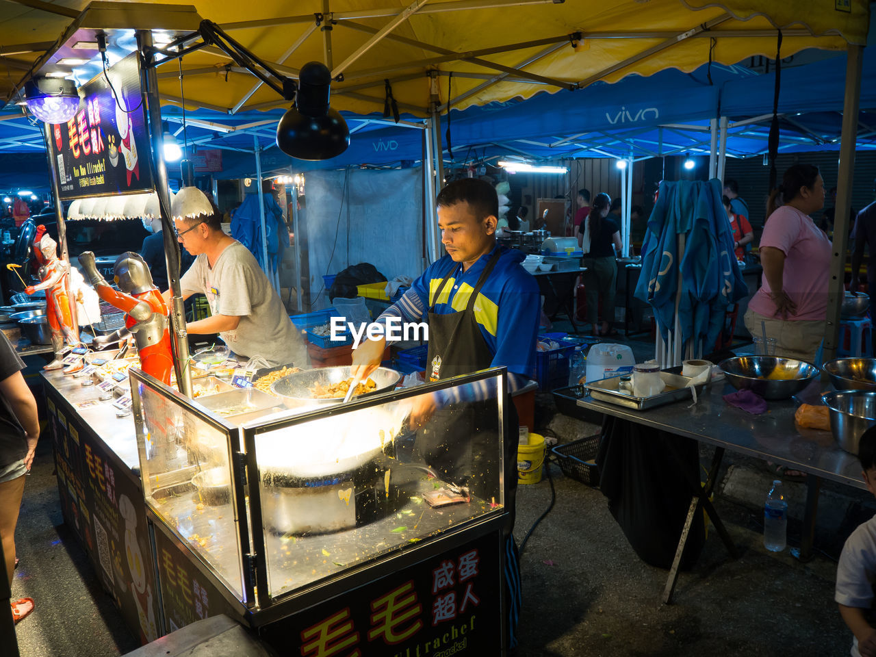 PEOPLE AT FISH MARKET