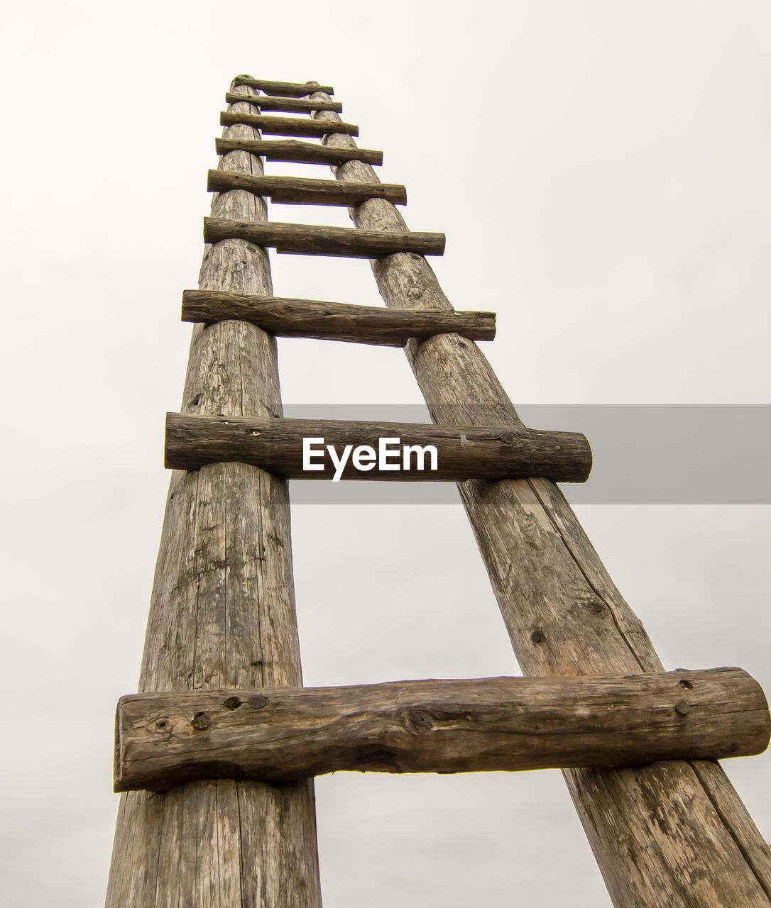 LOW ANGLE VIEW OF WOODEN POST AGAINST SKY