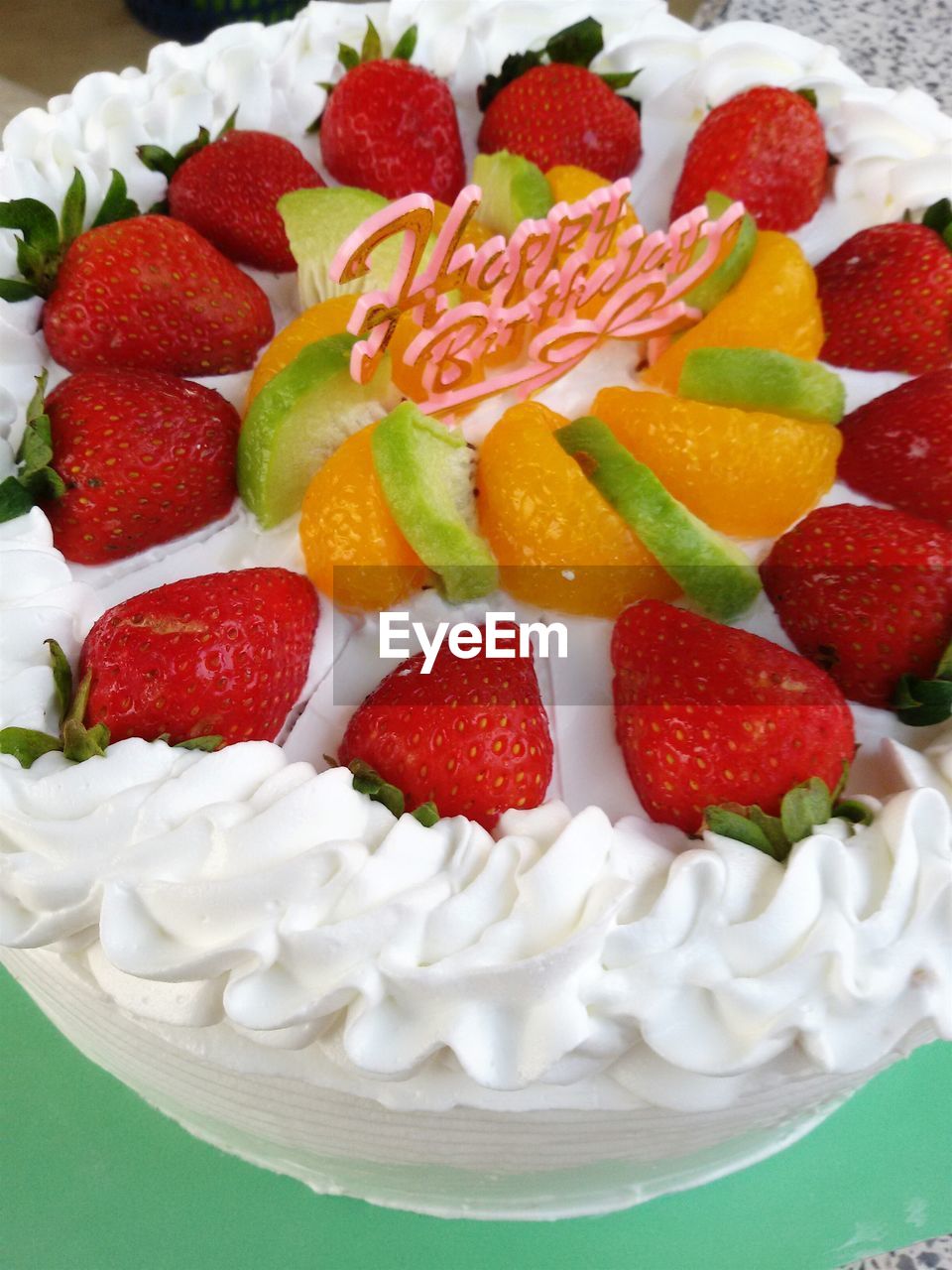 CLOSE-UP OF STRAWBERRY CAKE