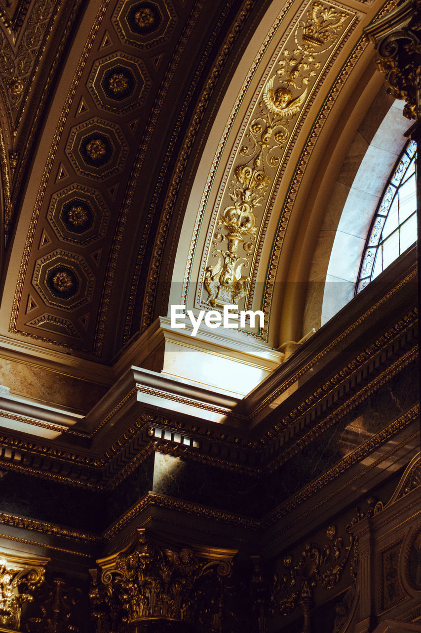 LOW ANGLE VIEW OF CEILING IN BUILDING