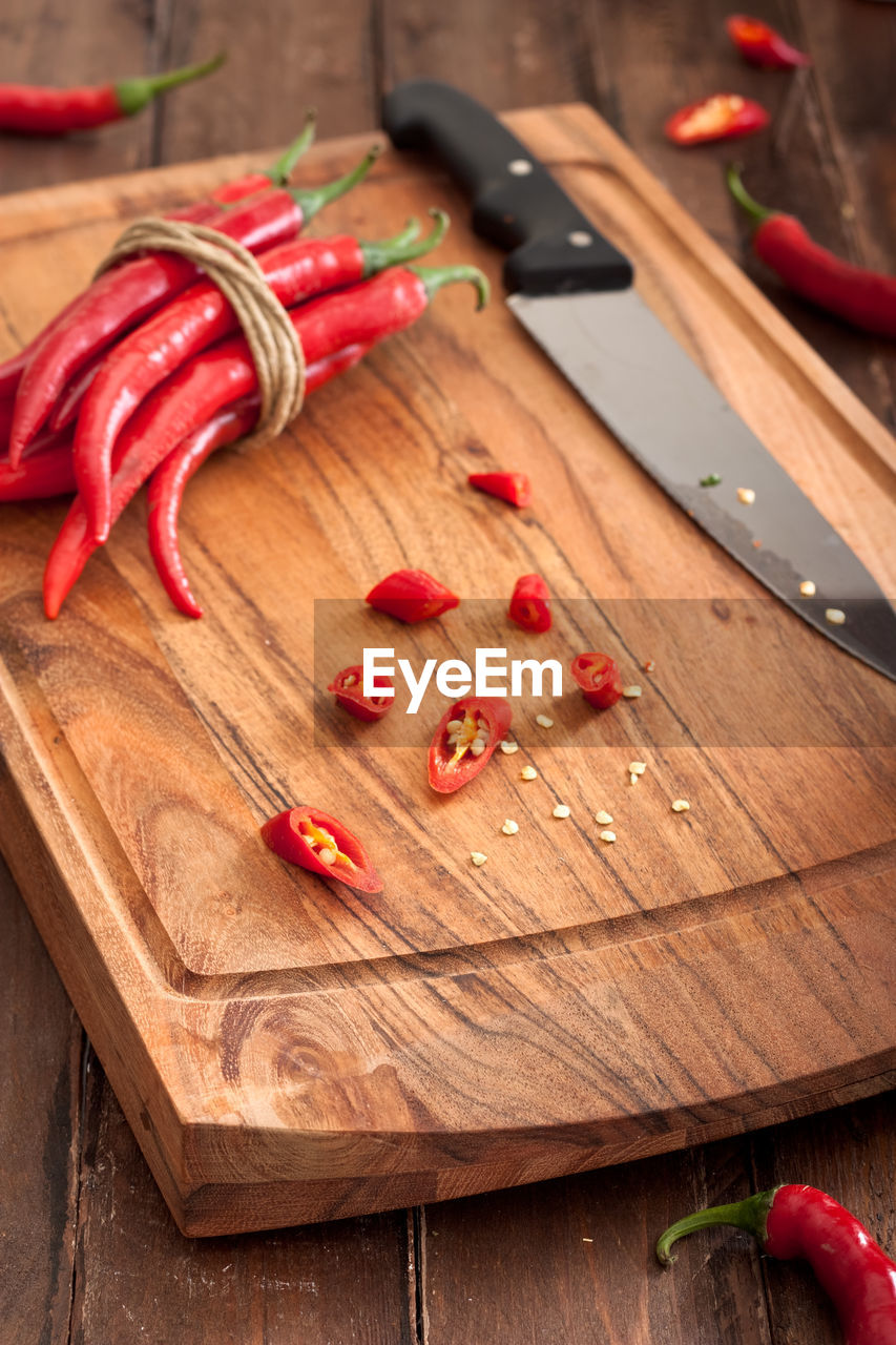HIGH ANGLE VIEW OF RED CHILI PEPPERS ON TABLE