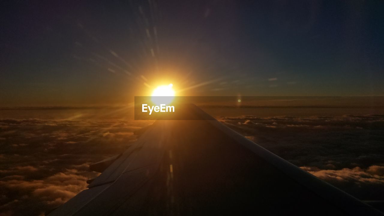 SCENIC VIEW OF AIRPLANE WING AGAINST SKY