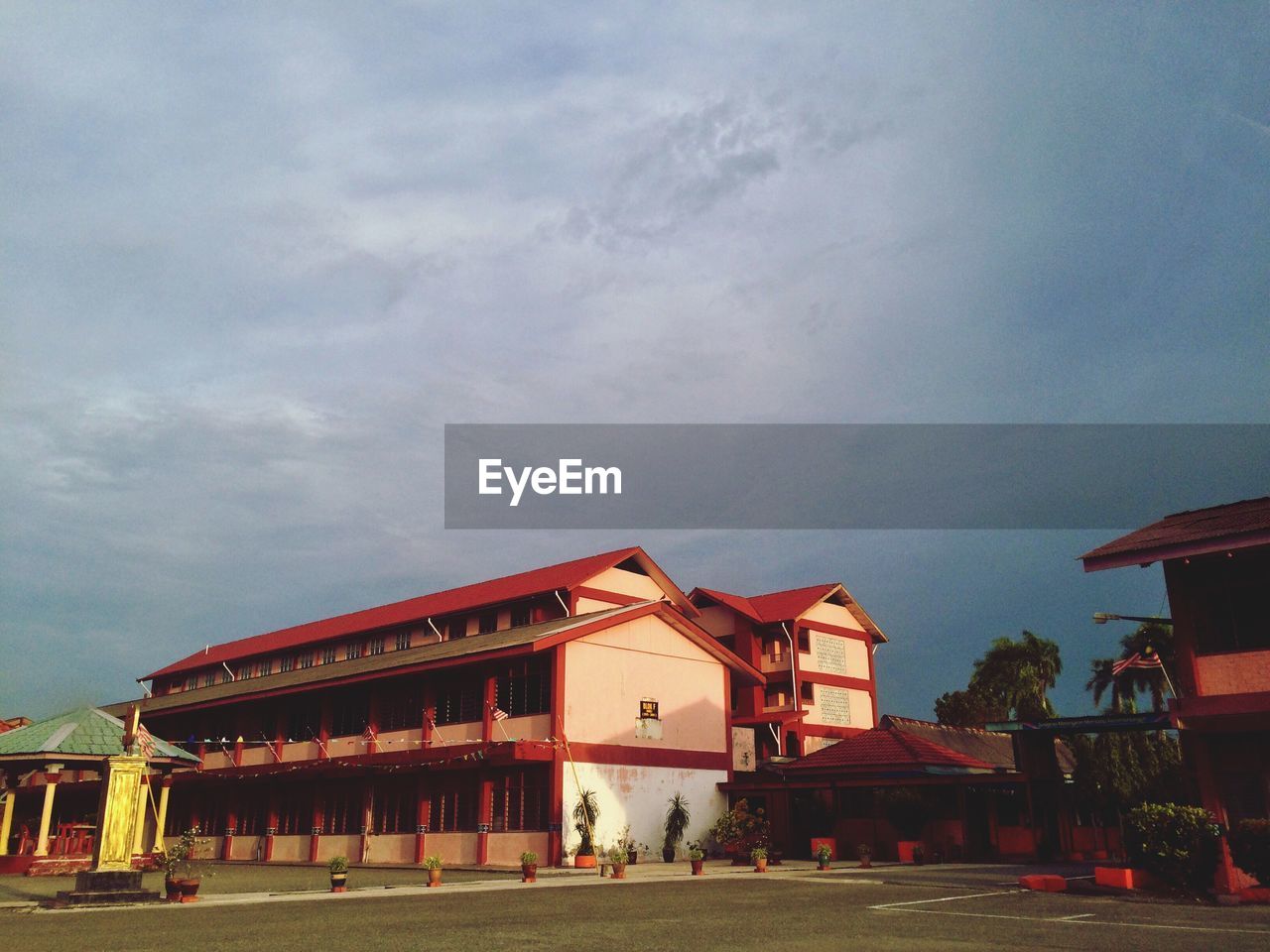 LOW ANGLE VIEW OF HISTORICAL BUILDING