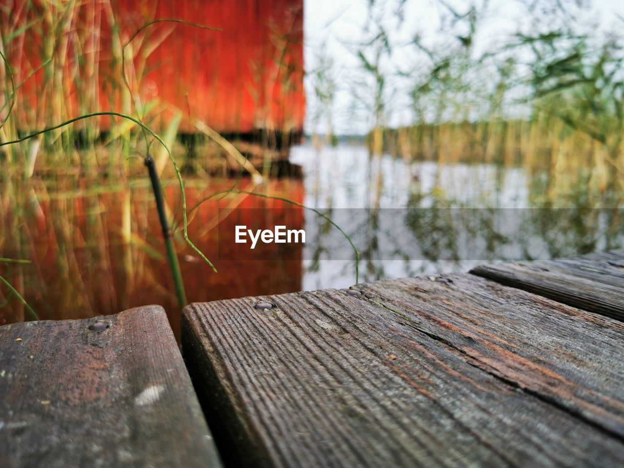 CLOSE-UP OF PIER AGAINST LAKE