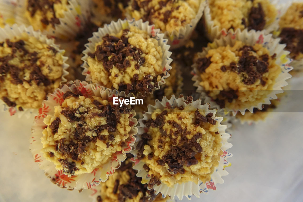 HIGH ANGLE VIEW OF DESSERT IN TRAY