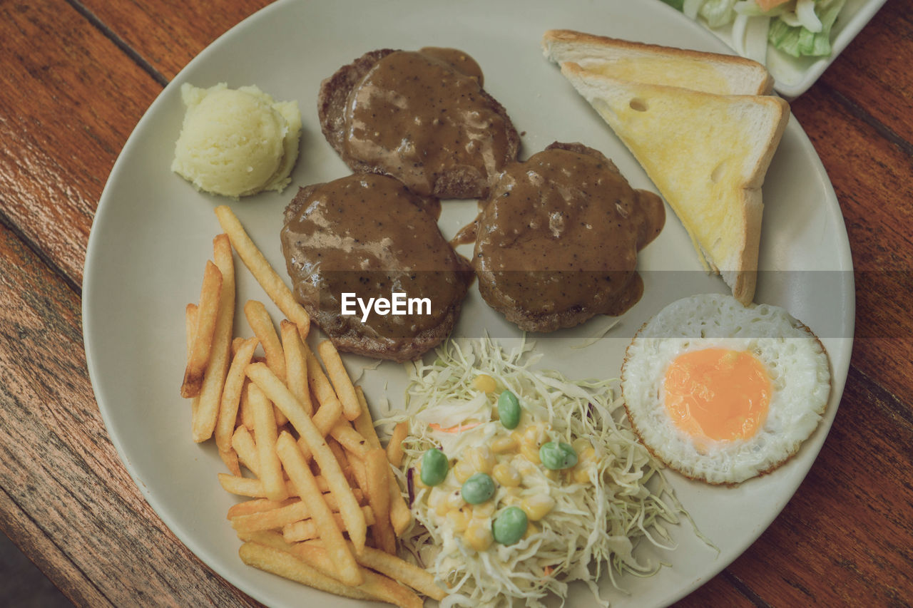 HIGH ANGLE VIEW OF BREAKFAST SERVED ON PLATE