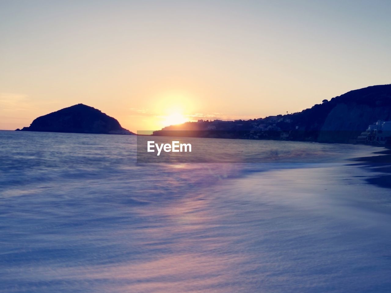 SCENIC VIEW OF SEA AND MOUNTAINS AGAINST SKY