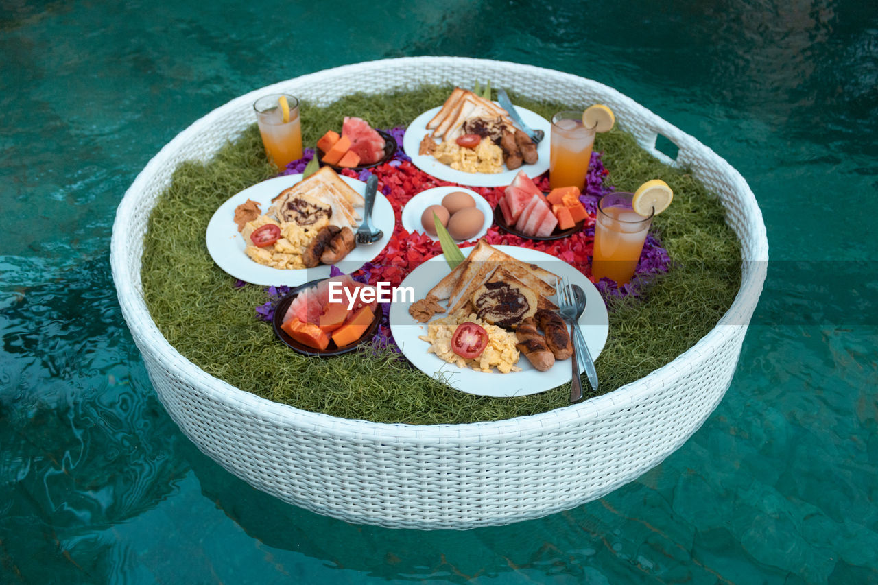 HIGH ANGLE VIEW OF BREAKFAST SERVED IN BOWL ON TABLE