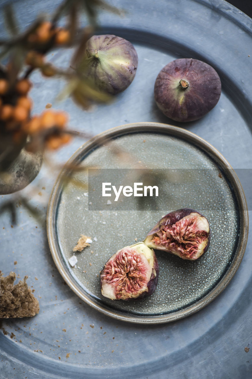 HIGH ANGLE VIEW OF FRUITS IN BOWL