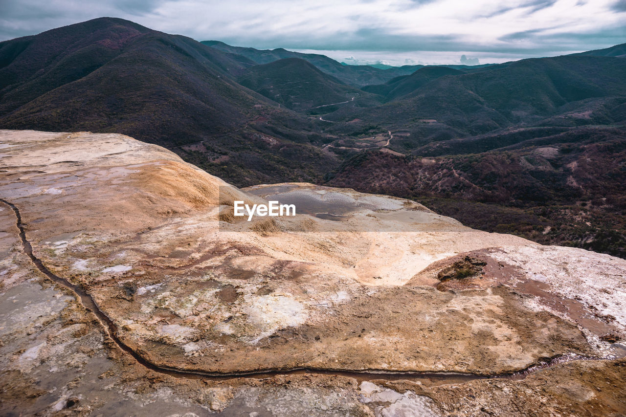 Scenic view of hierve el agua against sky