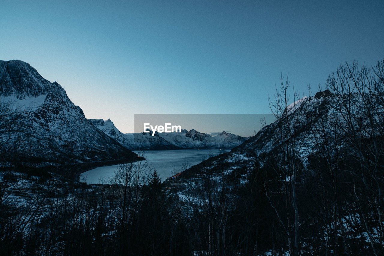 SCENIC VIEW OF LAKE AND MOUNTAINS AGAINST CLEAR BLUE SKY