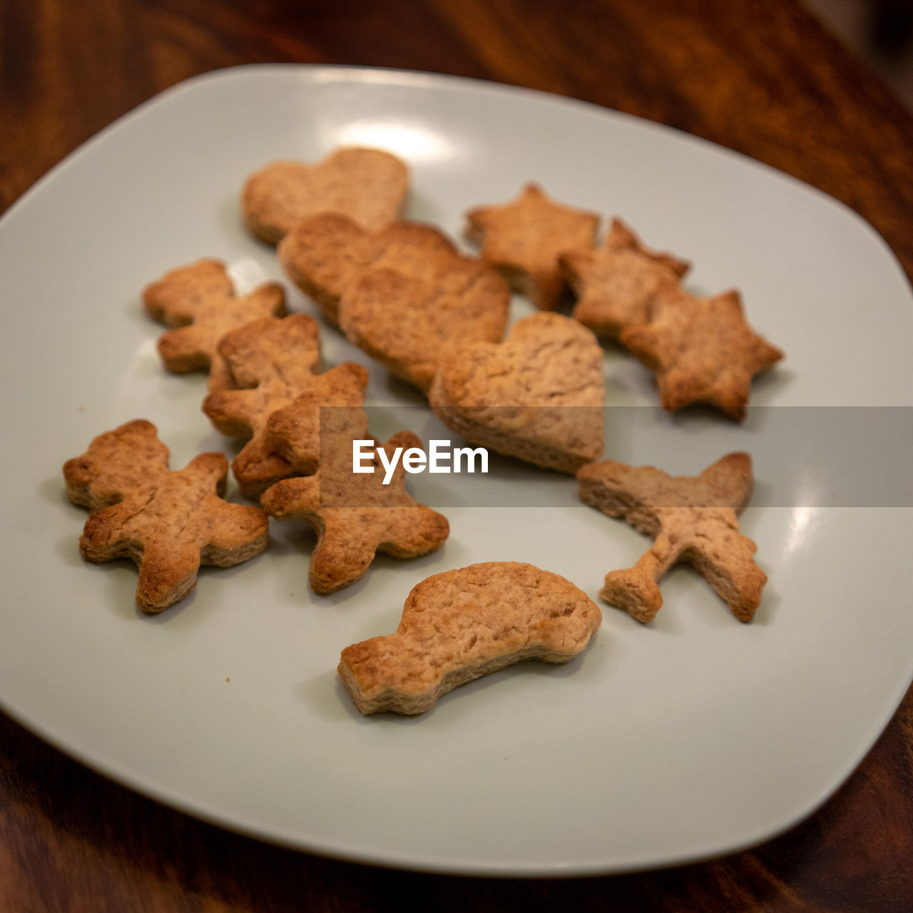 CLOSE-UP OF COOKIES IN PLATE