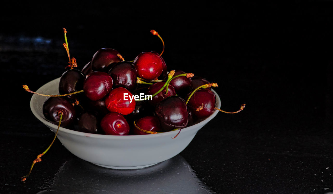 CLOSE-UP OF FRUITS IN BOWL