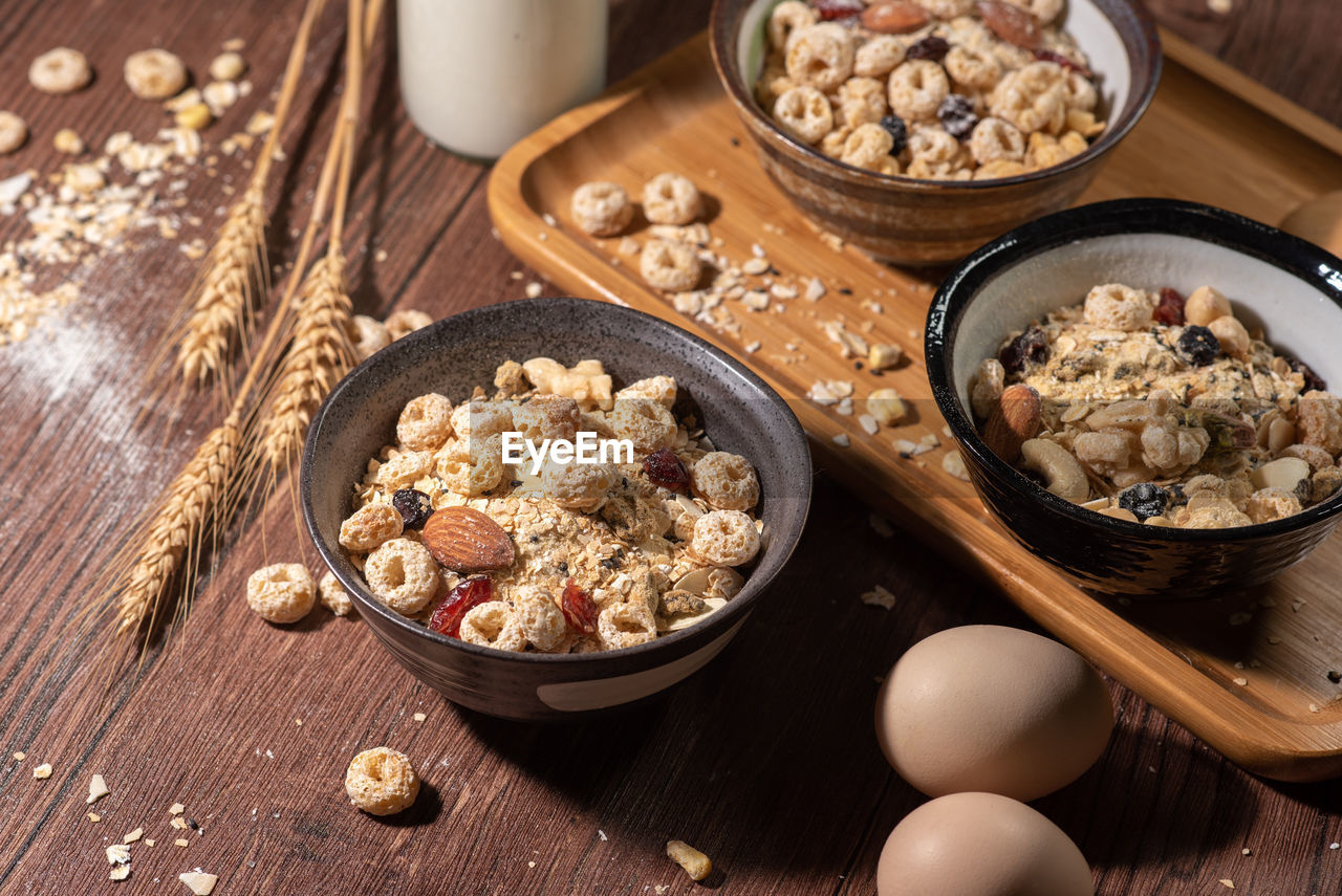 HIGH ANGLE VIEW OF BREAKFAST IN BOWL