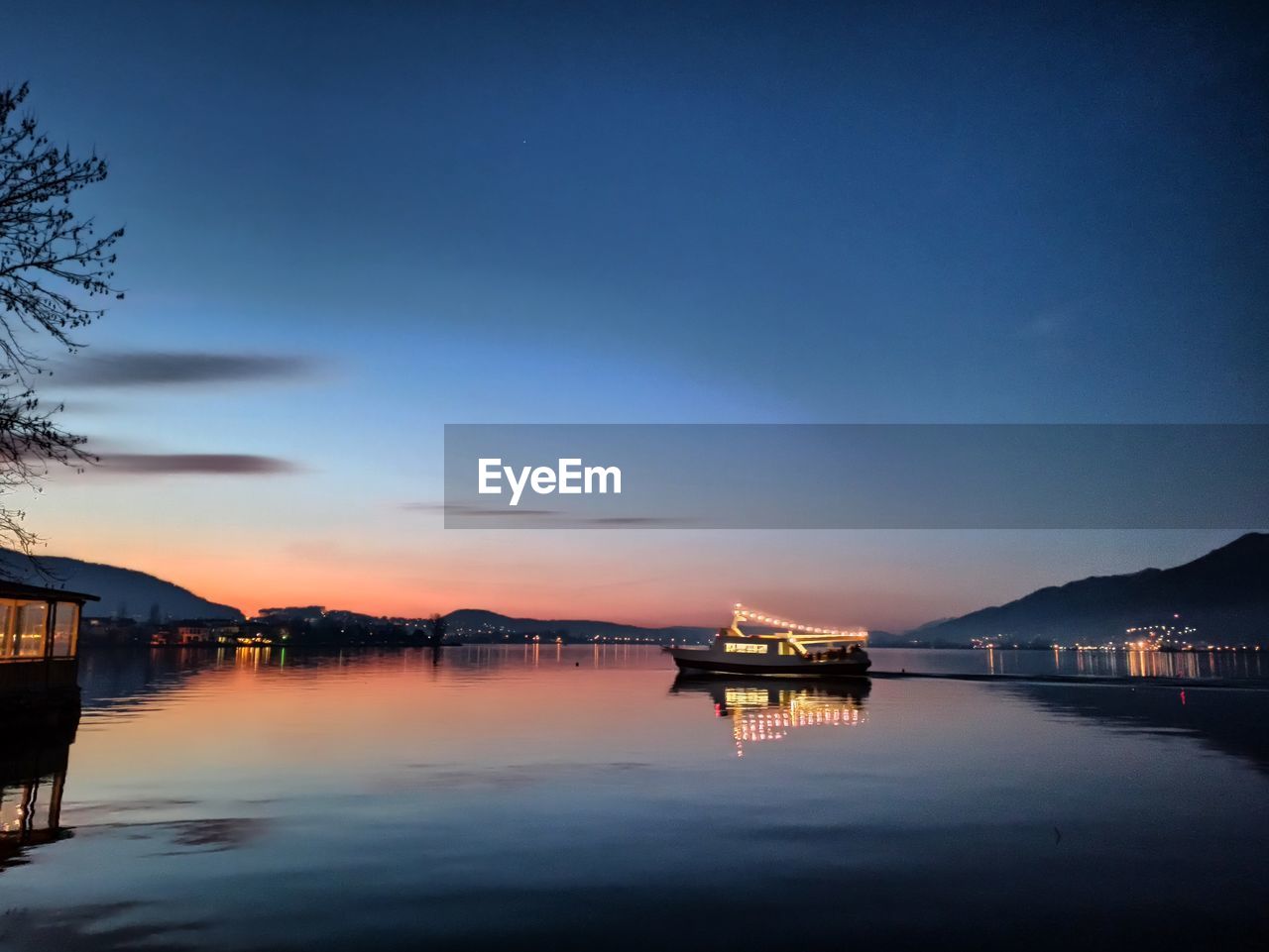 SCENIC VIEW OF LAKE AGAINST BLUE SKY AT SUNSET