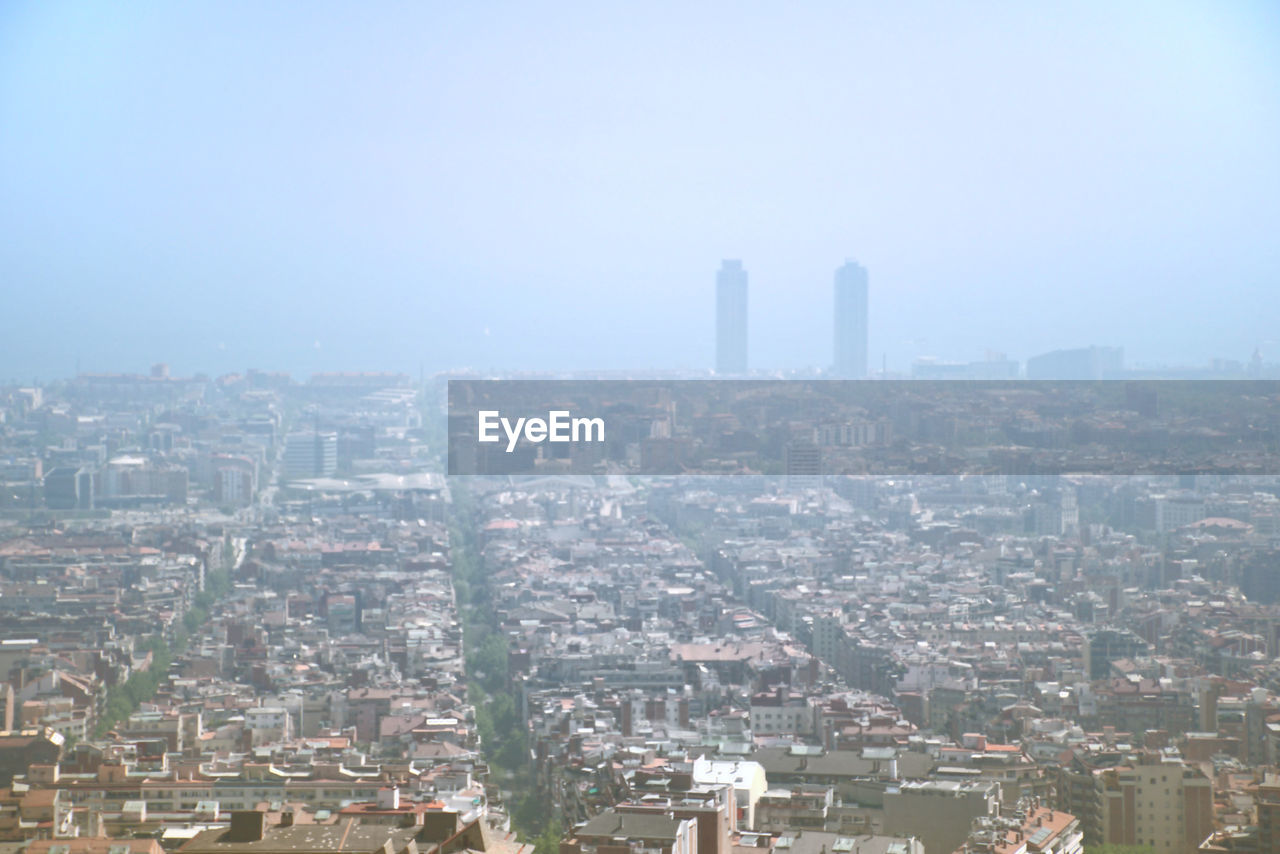 AERIAL VIEW OF BUILDINGS IN CITY