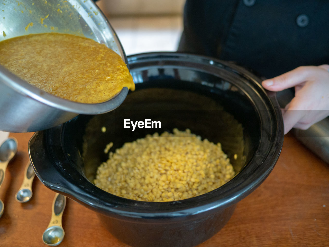 CLOSE-UP OF PERSON PREPARING FOOD