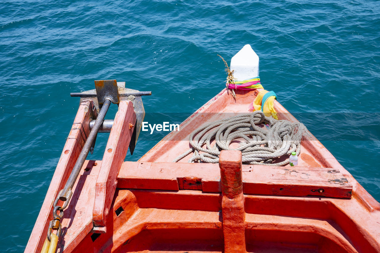 HIGH ANGLE VIEW OF BOAT ON SEA