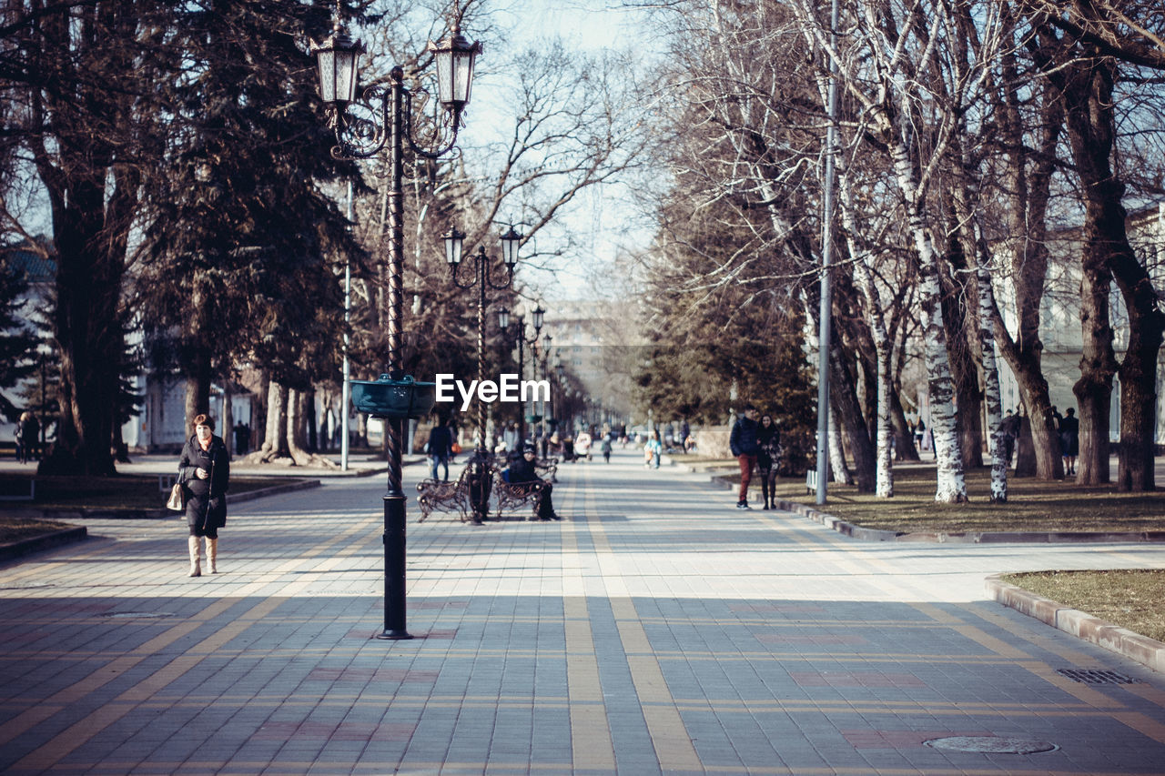 PEOPLE WALKING ON FOOTPATH IN CITY