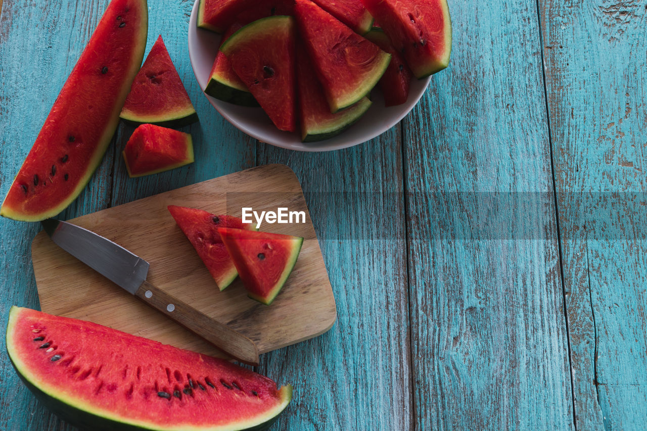 DIRECTLY ABOVE SHOT OF CHOPPED FRUITS ON TABLE