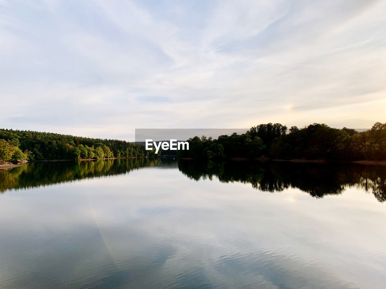 PANORAMIC VIEW OF LAKE AGAINST SKY