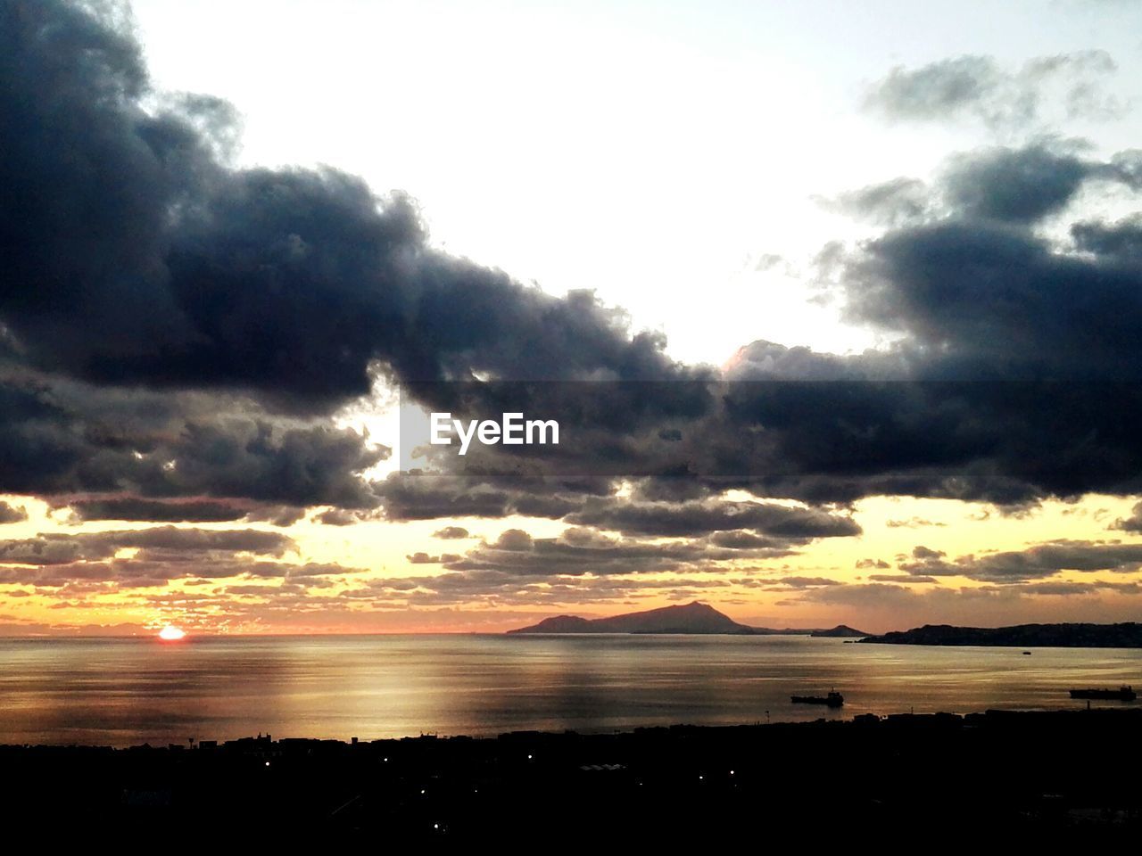 SCENIC VIEW OF SEA AND MOUNTAINS AGAINST SKY