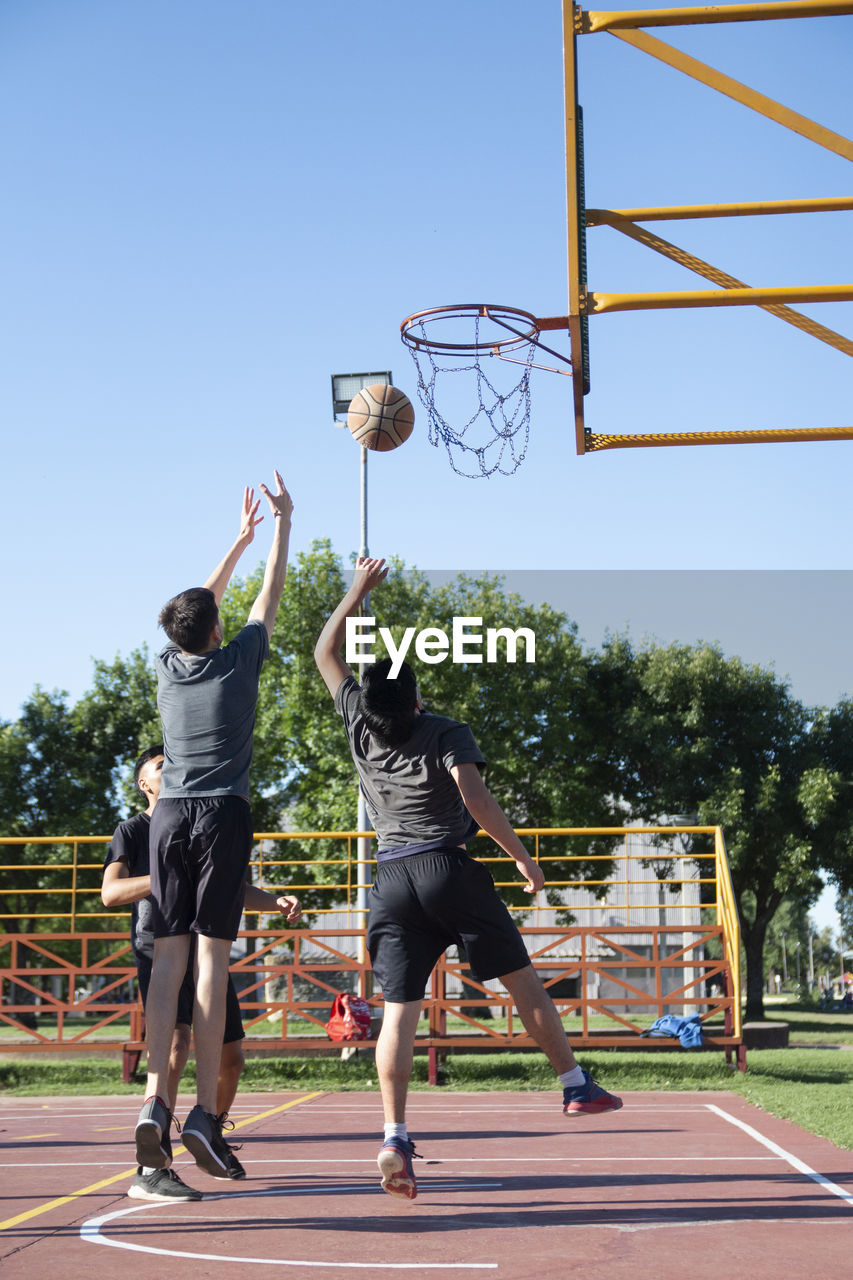 Teenagers street basketball team