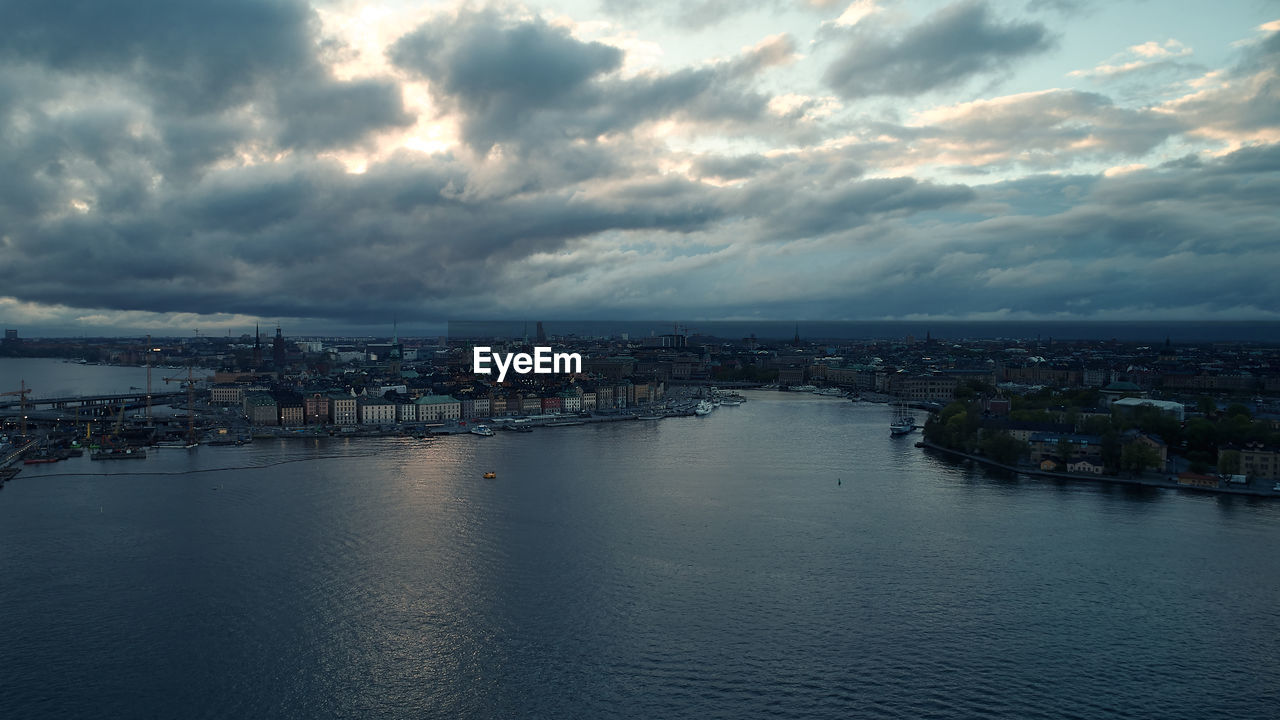 AERIAL VIEW OF RIVER AND BUILDINGS AGAINST SKY