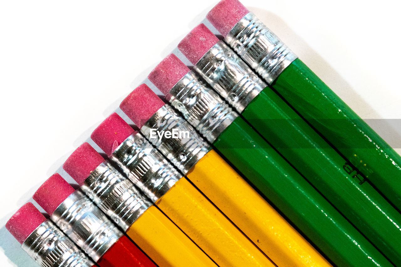 CLOSE-UP OF COLORED PENCILS