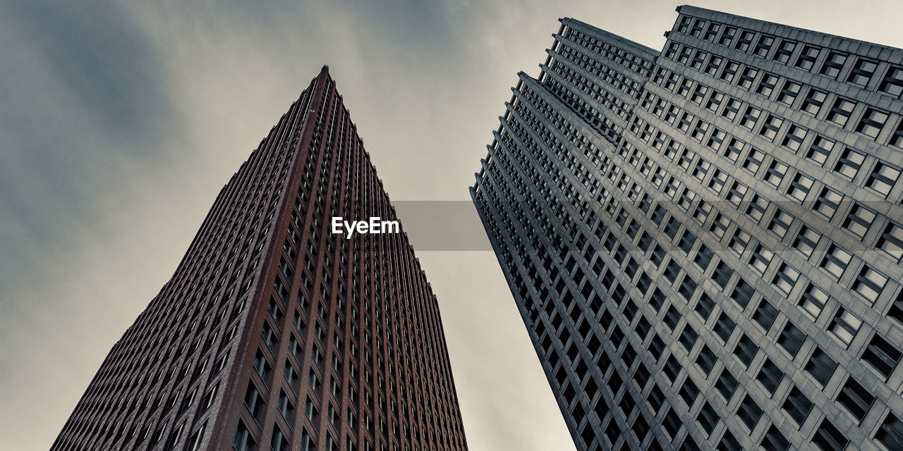 LOW ANGLE VIEW OF MODERN BUILDING AGAINST SKY IN CITY