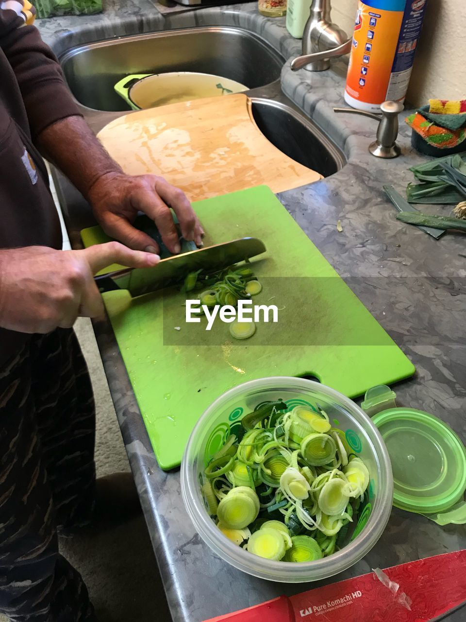 HIGH ANGLE VIEW OF PREPARING FOOD IN KITCHEN