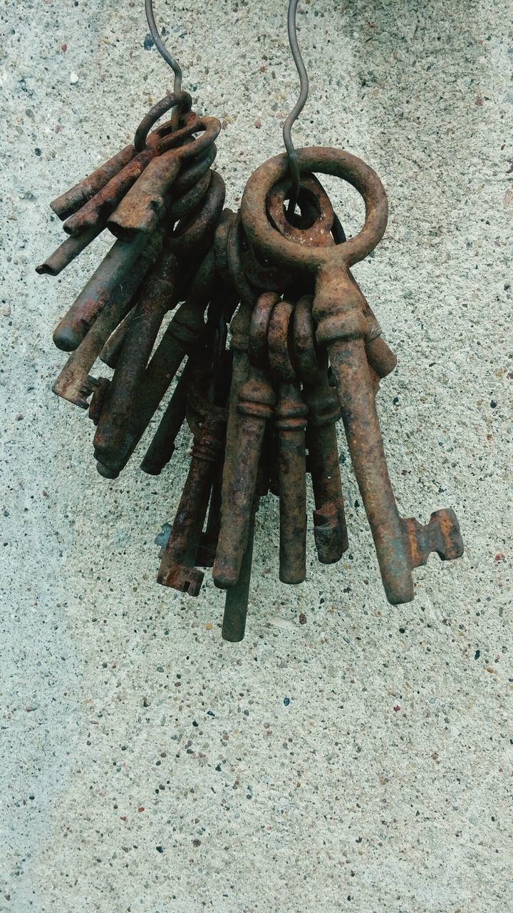 CLOSE-UP OF RUSTY METALLIC OBJECT