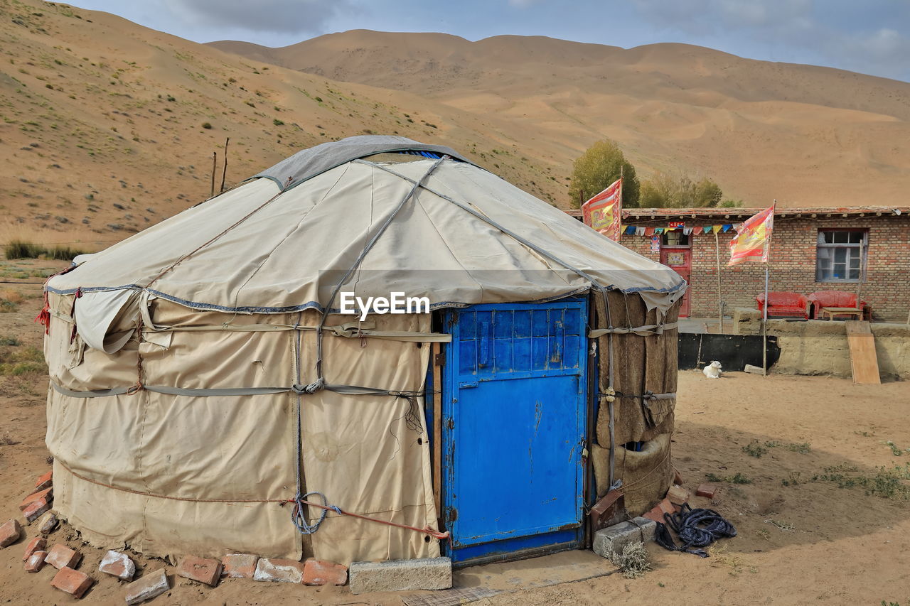 1069 lake tamaying-portable yurt/ger of nomadic herders raising camels and goats-badain jaran desert