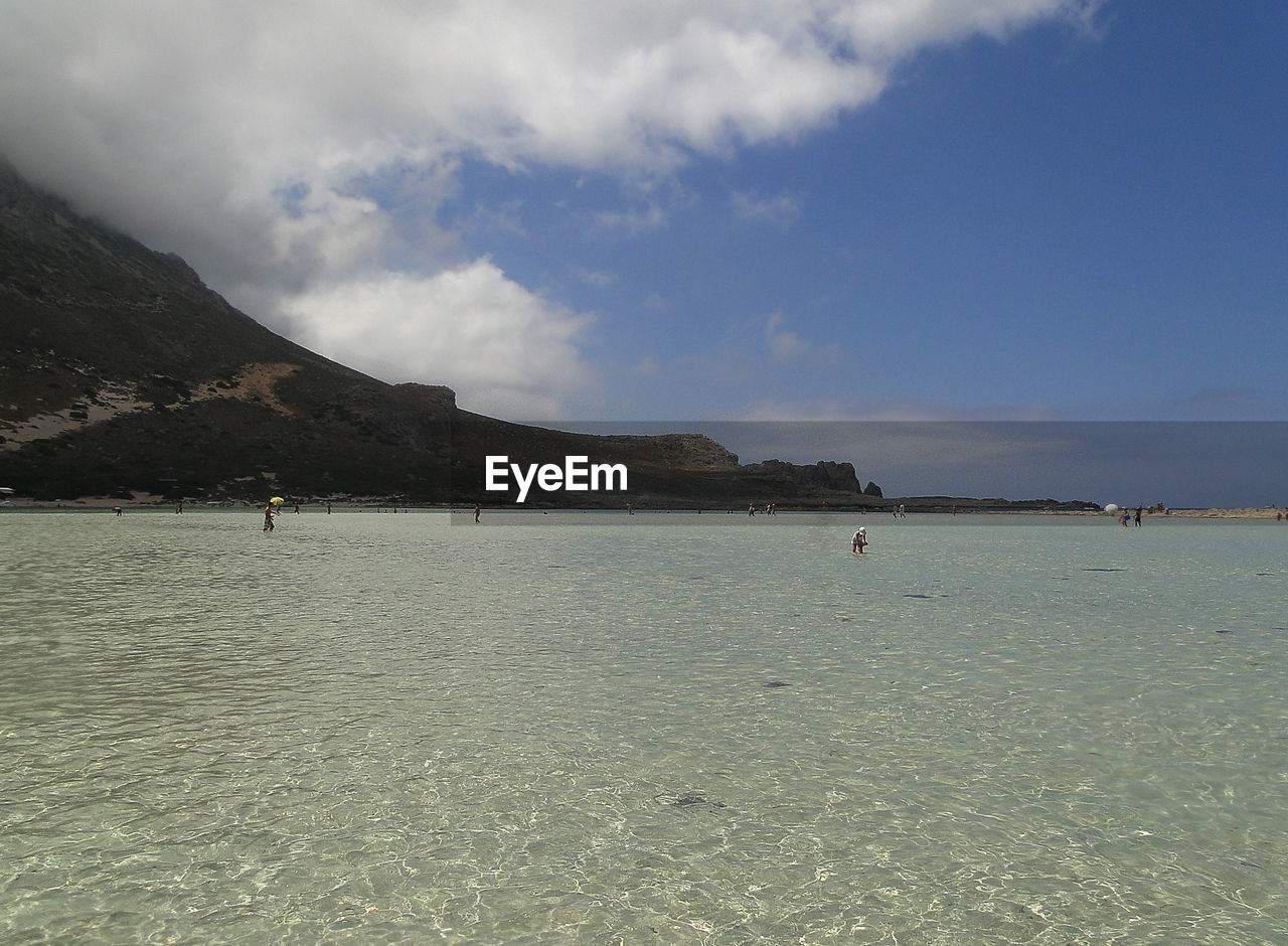 SCENIC VIEW OF SEA AND MOUNTAINS AGAINST SKY