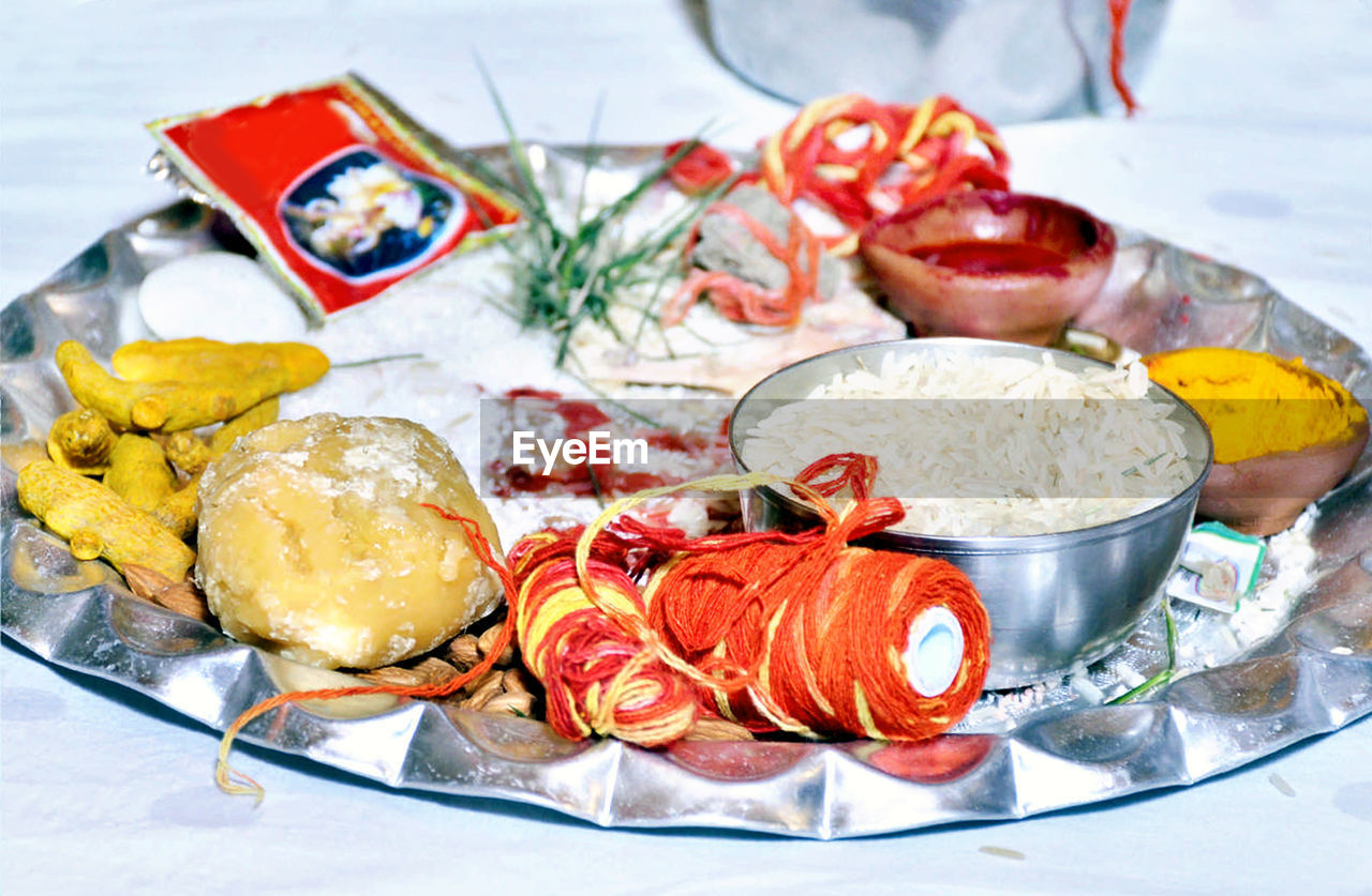 HIGH ANGLE VIEW OF FOOD ON TABLE