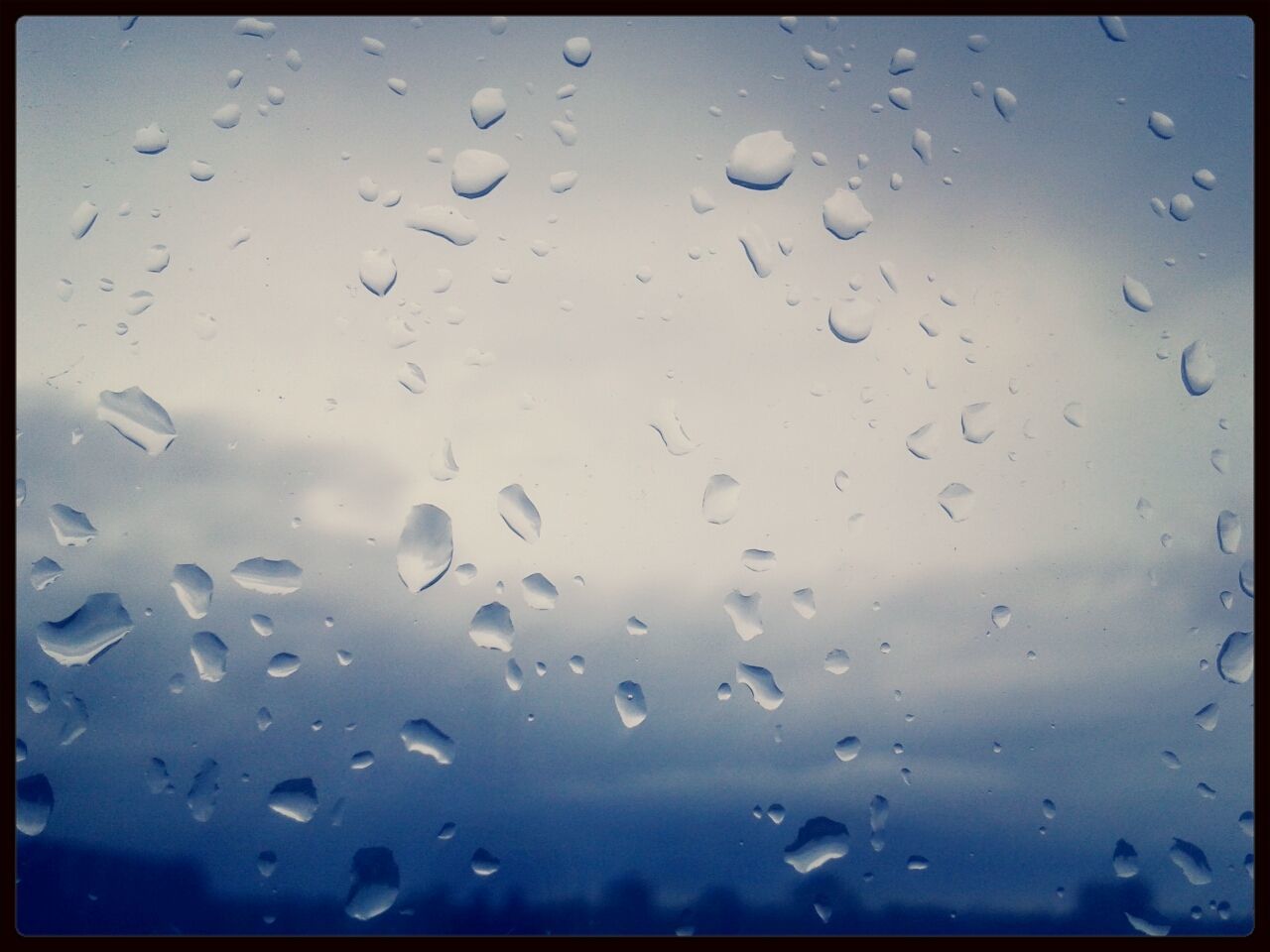 CLOSE-UP OF WATER DROPS ON GLASS