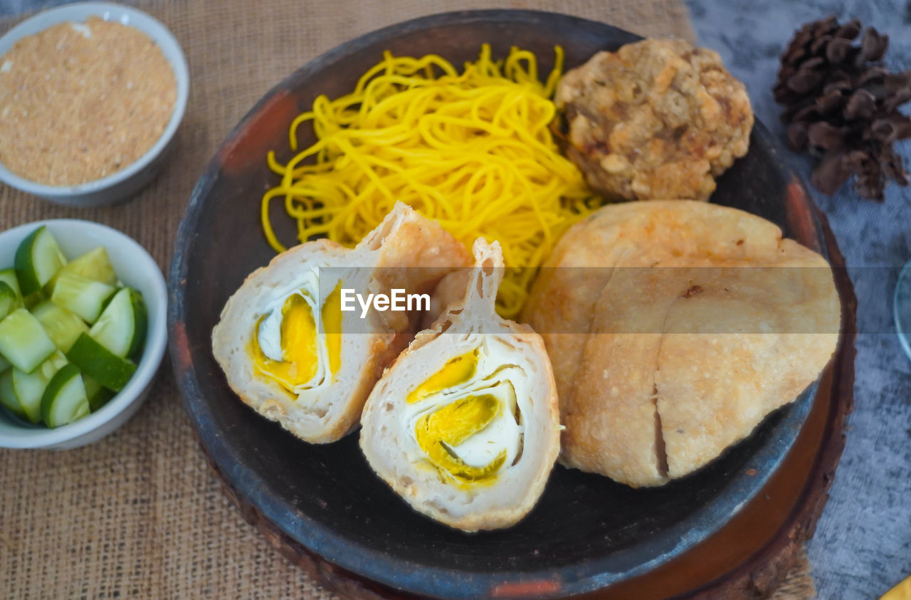 HIGH ANGLE VIEW OF FOOD IN PLATE