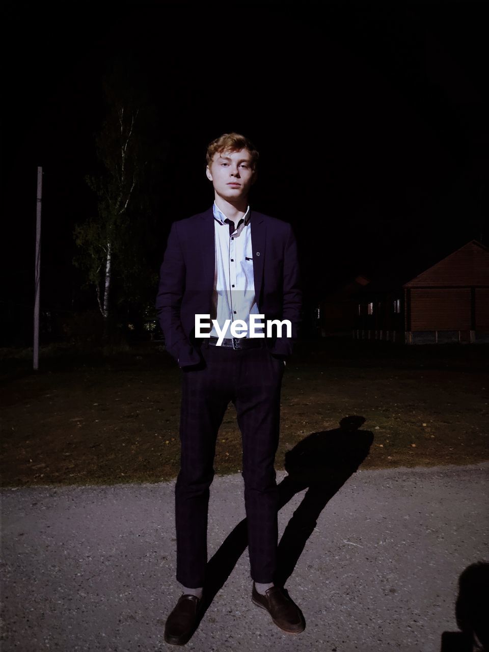 FULL LENGTH PORTRAIT OF YOUNG MAN STANDING ON GROUND