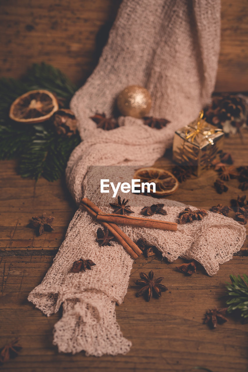 CLOSE-UP OF CHRISTMAS DECORATIONS ON TABLE