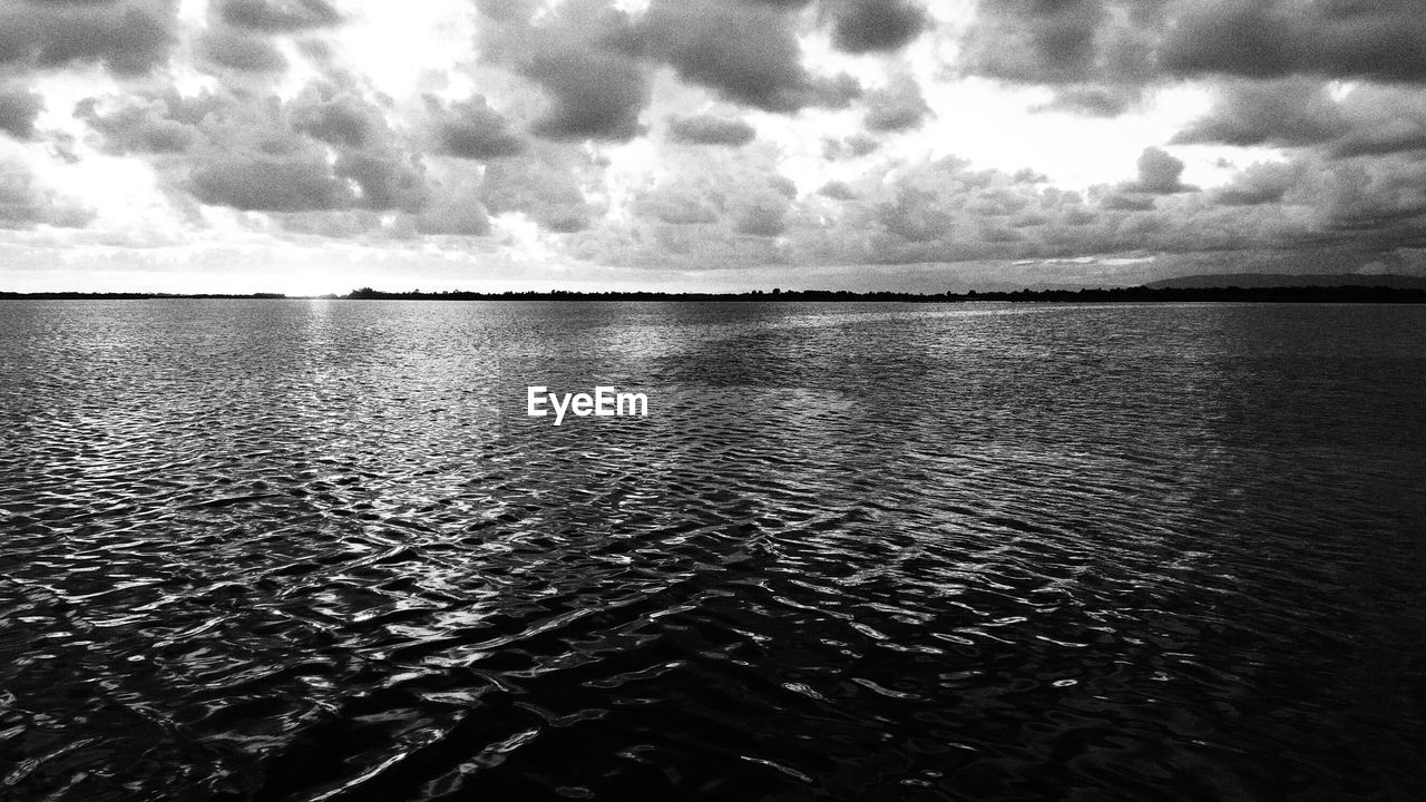 SCENIC VIEW OF SEASCAPE AGAINST CLOUDY SKY