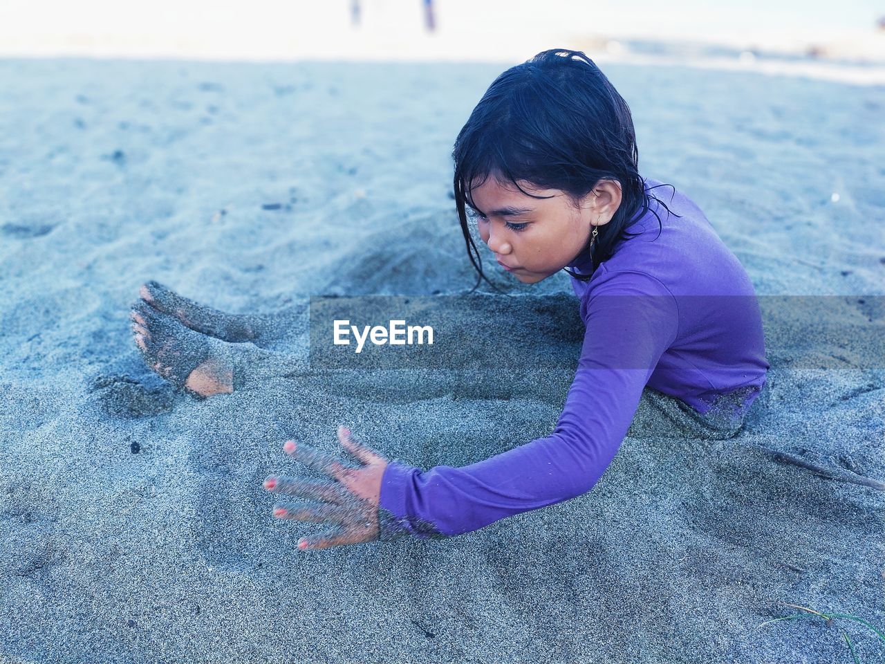 HIGH ANGLE VIEW OF WOMAN ON SAND AT BEACH