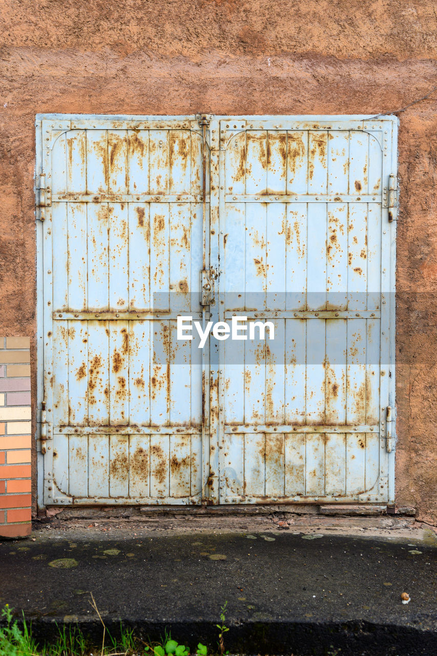 OLD RUSTY DOOR