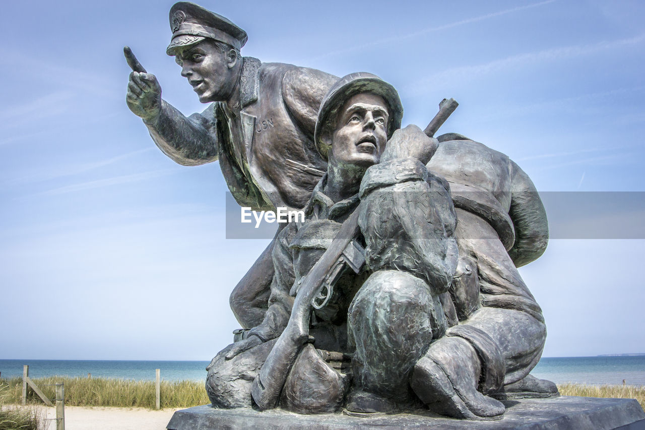 LOW ANGLE VIEW OF STATUE AGAINST SEA AGAINST SKY